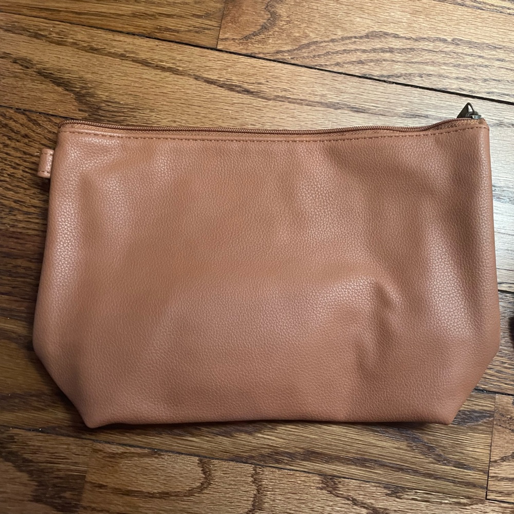 Thirtyone tapered pouch in caramel with wristlet